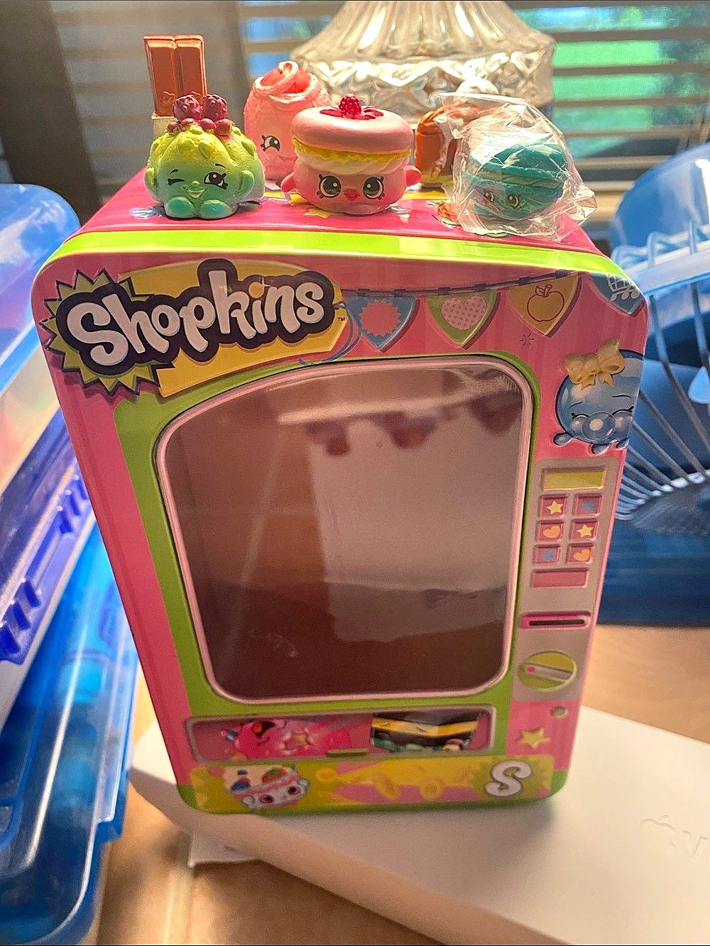 Shopkins Vending Machine Tin with six  Figures Pink & Green